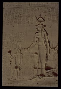 Reliëf met Hathor en haar zoon, Ihy, van de achterwand van de tempel, ca. 125 v.Chr.-60 n.Chr. door Unbekannt Unbekannt